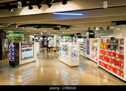 Duty free shops at parfums la salle des départs de l'Aéroport International de Manchester England UK GB EU Europe Banque D'Images