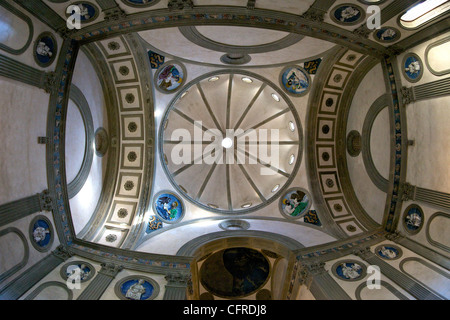 Coupole, chapelle Pazzi, conçu par Brunelleschi, église de Santa Croce, Florence, UNESCO World Heritage Site, Toscane, Italie, Europe Banque D'Images