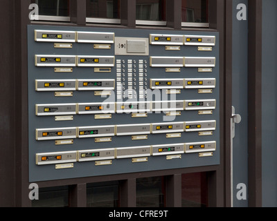 Beaucoup de boîtes aux lettres et sonnettes à l'entrée d'un immeuble à appartements à Amsterdam, aux Pays-Bas. Banque D'Images