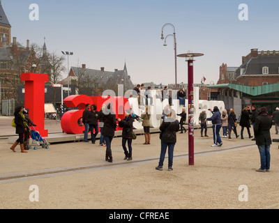 Le Je suis sterdam lettres signe sur le Museumplein square est un endroit très populaire pour les touristes. photo Amsterdam Pays-Bas Banque D'Images