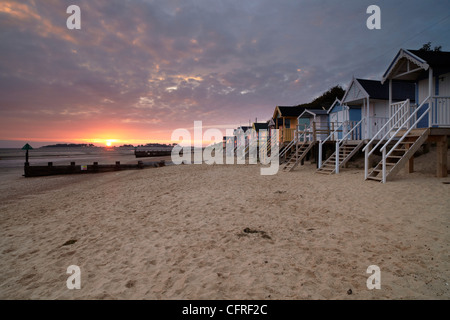 Plage, cabines de plage et d'un lever du soleil, les puits à côté de la mer, Norfolk, Angleterre, Royaume-Uni, Europe Banque D'Images