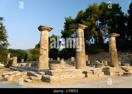 Olympia. Péloponnèse. La Grèce. Vue de la re-érigée colonnes du temple dédié à la déesse Héra Banque D'Images