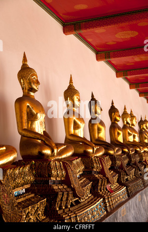 Une rangée de bouddhas assis en tailleur dans le Wat Pho (Bangkok - Thaïlande). Rangée de bouddhas assis en tailleur dans le Wat Pho Banque D'Images