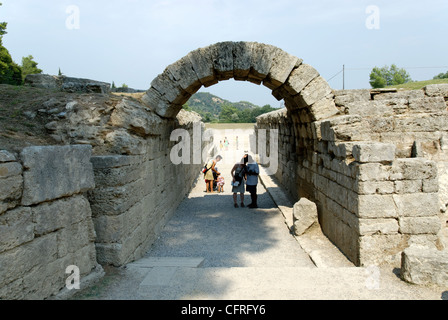 Olympia. Péloponnèse. La Grèce. Vue sur le tunnel d'entrée voûtée de l'ancien stade des Jeux Olympiques et d'une piste de course. Banque D'Images