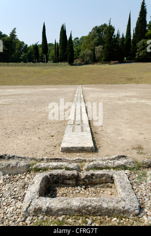 Olympia. Péloponnèse. La Grèce. Vue sur la ligne de départ, sur le côté est de l'Olympic games stadium Banque D'Images