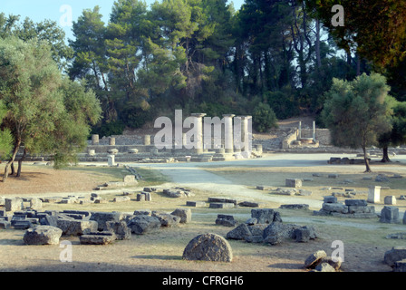 Olympia. Péloponnèse. La Grèce. Vue sur l'enceinte sacrée refuge aux colonnes du temple de la déesse Héra Banque D'Images