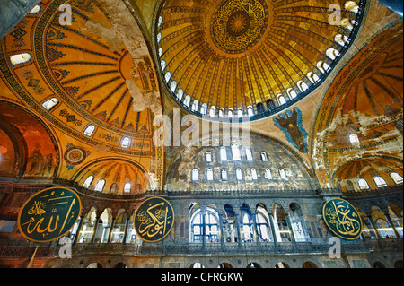 La décoration islamique sur les dômes de l'intérieur de Sainte-sophie (Ayasofya) , Istanbul, Turquie Banque D'Images