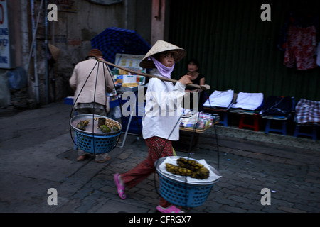 Femme vendant des biens, au Vietnam. Le port de Chapeau conique traditionnel. Banque D'Images