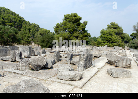 Olympia. Péloponnèse. La Grèce. Vue sur les ruines du grand 5ème siècle temple de Zeus à Olympie. Banque D'Images