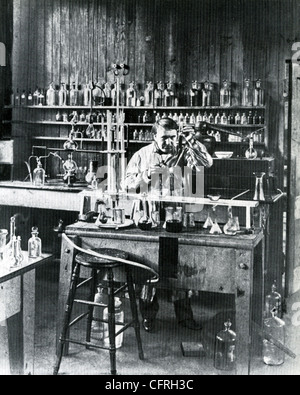 THOMAS Edison (1847-1931) inventeur et homme d'affaires dans son laboratoire Banque D'Images