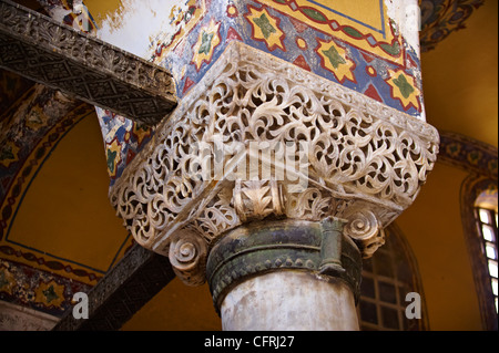 Colonne Byzantine ornée dans le capital de Sainte-sophie (Ayasofya) , Istanbul, Turquie Banque D'Images