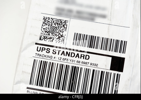 Code barre de suivi UPS Angleterre uk adresse détails flous numériquement Banque D'Images