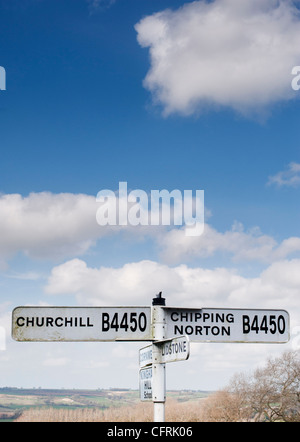 Churchill Village / ville Chipping Norton sign post dans la campagne des Cotswolds. L'Angleterre Banque D'Images