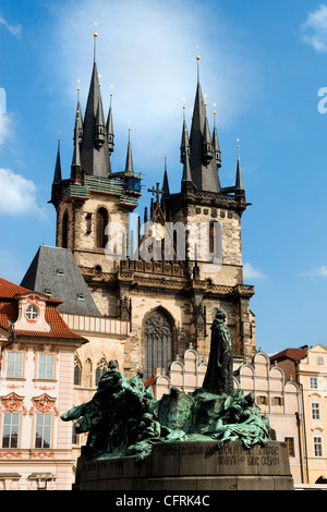 Église Notre Dame avant Tyn et Jan Hus statue dans la vieille ville de Prague, République tchèque. Banque D'Images