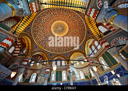 Le style ottoman İznik les carreaux en céramique de la tombe du Sultan Selim II dans la cour extérieure d'Aya Sophia. Istanbul Banque D'Images