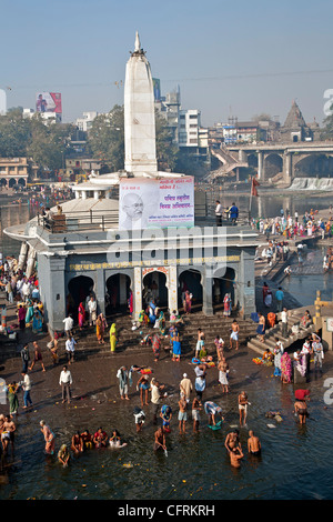 Pèlerins hindous se baigner dans l'eau sacrée de la Ram Kund. La rivière Godavari. Nasik. L'Inde Banque D'Images