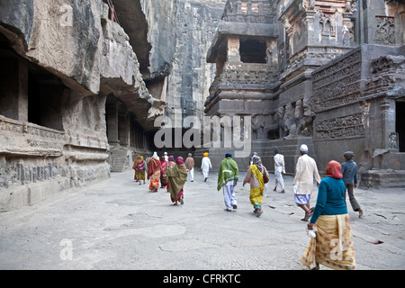 Les touristes visitant l'Inde Temple Kailasanatha. Les grottes d'Ellora. L'État du Maharashtra. L'Inde Banque D'Images