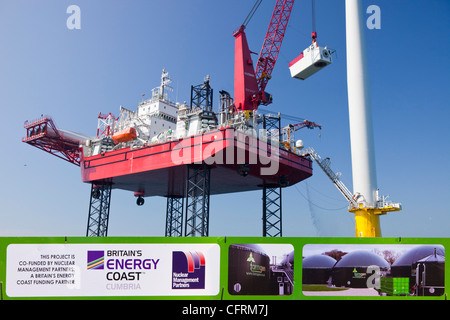 La Krakken, une barge à l'aide d'un cric, c'est construire les éoliennes du parc éolien offshore Walney, ascenseurs une nacelle en plac Banque D'Images