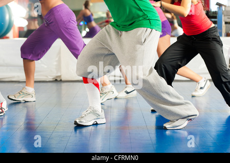 - Remise en forme les jeunes (seulement les jambes pour être vu) faisant de la formation ou d'entraînement Zumba danse dans une salle de sport Banque D'Images