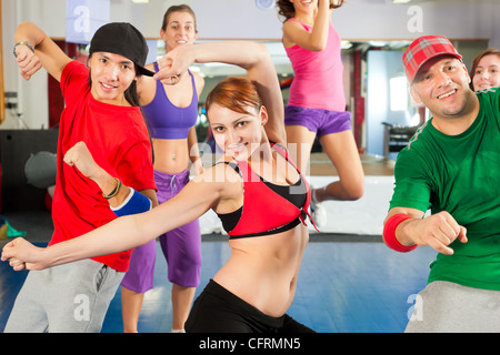 - Remise en forme des jeunes faisant de la formation ou d'entraînement Zumba danse dans une salle de sport Banque D'Images