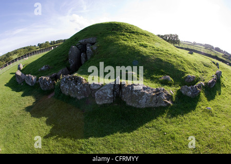 Bryn Celli Ddu un tumulus néolithique chambré et standing stone à Anglesey, au nord du Pays de Galles Banque D'Images