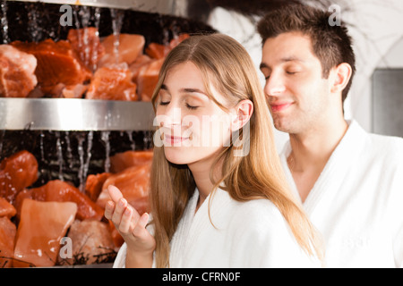 Jeune couple l'inhalation huile essentielle dans la grotte de sel d'un Spa Banque D'Images