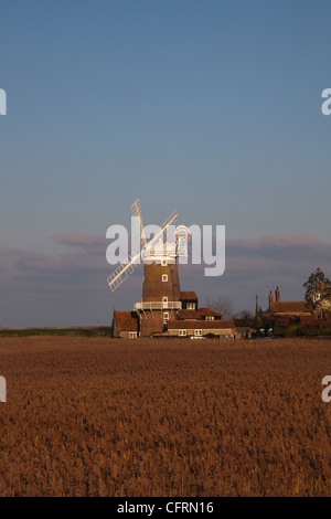 Le CLAJ moulin debout en bonne place sur Norfolk de marais salants Banque D'Images