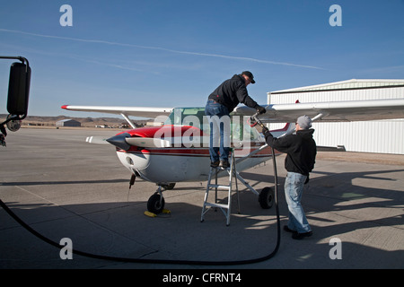 Gillette, Wyoming - carburant travailleurs un Cessna 172 Skyhawk après un vol de l'Aéroport du Comté de Campbell. Banque D'Images