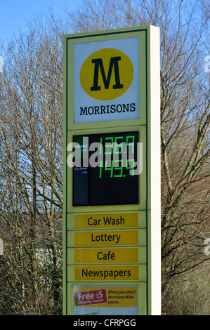 Station de remplissage supermarché Morrisons pancarte. L'ancien Show Ground, Kendal, Cumbria, Angleterre, Royaume-Uni, Europe. Banque D'Images