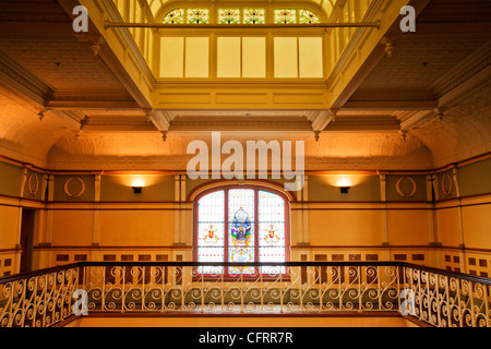 La galerie ornée et un vitrail à l'intérieur de la gare ferroviaire de Dunedin. Banque D'Images