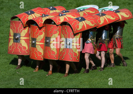 L'Ermin Street Guard, soldats Romains qui prennent part à une reconstitution à Cirencester Amphitheatre Banque D'Images