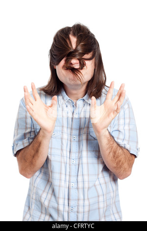 L'homme drôle de jouer avec ses cheveux longs, isolé sur fond blanc. Banque D'Images