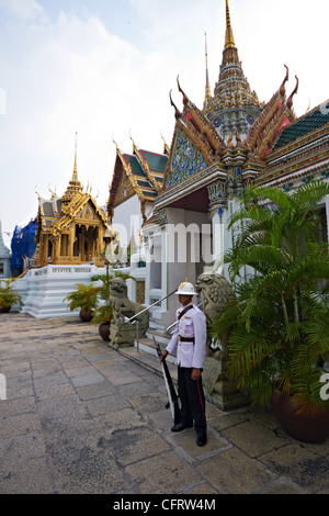 Guardian en face de l'hôtel Dusit Maha Prasat trône hall, Grand Palais à Bangkok, Thaïlande Banque D'Images