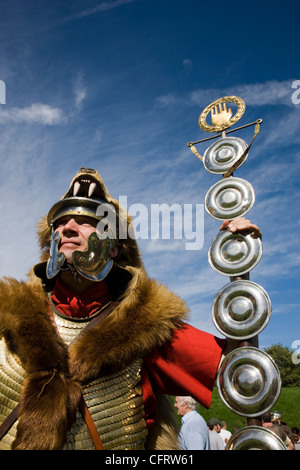 L'Ermin Street Guard, soldats Romains qui prennent part à une reconstitution à Cirencester Amphitheatre Banque D'Images