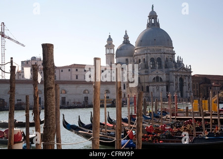 La Gondoles sur le Grand Canal avec la Punta della Dogana and Santa Maria della Salute en arrière-plan Venise Italie Banque D'Images