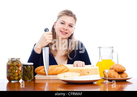 Jeune femme heureuse la cuisson et la préparation des aliments, isolé sur fond blanc. Banque D'Images