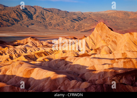 Aube sur Manly Beacon, Death Valley, California USA Banque D'Images