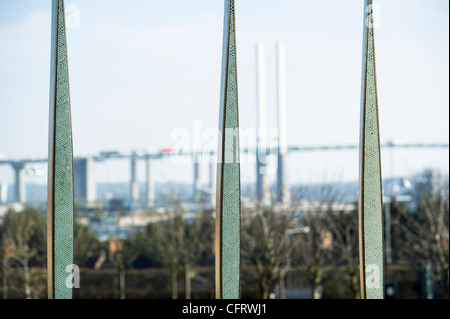 Tim Morgan's art installation 'esprit' dans les motifs de l'Opéra Royal à Purfleet avec Dartford Crossing derrière. Banque D'Images