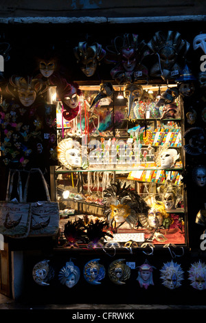 Vente de souvenirs lumineux de carnaval et autres babioles à Venise, Italie Banque D'Images