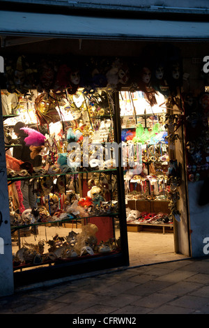 Vente de souvenirs lumineux de carnaval et autres babioles à Venise, Italie Banque D'Images