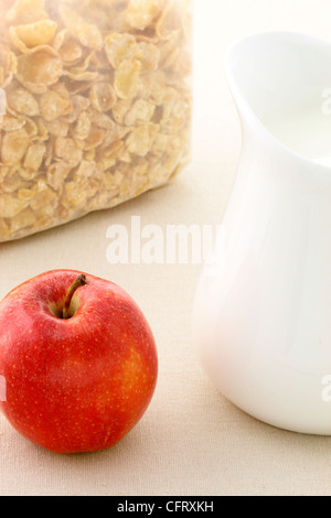 Délicieux et sain de sucre emballés Frosted Flakes et pot de lait Banque D'Images