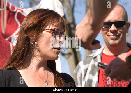 Les membres du mouvement Occupy London organise une conférence de presse sous l'œil attentif de la police. Banque D'Images