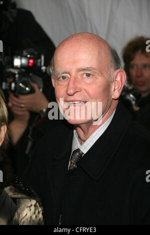 Déc 04, 2005 ; New York, NY, USA ; l'acteur Peter BOYLE arrivant à la première de "Les producteurs" au Ziegfield Theatre le dimanche soir. Crédit obligatoire : Photo par Aviv petit/ZUMA Press. (©) Copyright 2005 par Aviv Petit Banque D'Images