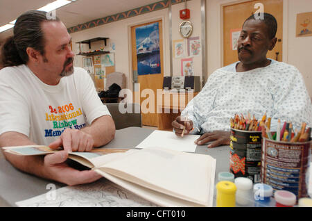 Timothy Lunceford (L), 49 ans, enseigne à l'art de Manhattan Kevin Oliver (R), 49 ans, un patient atteint de paraplégie à la suite d'un abcès spinal en physiothérapie de l'hôpital Bellevue dans le cadre de la santé de la ville de New York et hôpitaux Corporation 'Artiste' Accès programme permet aux personnes d'offrir un service d'art Banque D'Images