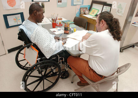 Timothy Lunceford (R), 49 ans, de Manhattan à l'art enseigne Kevin Oliver (L), 49 ans, un patient atteint de paraplégie à la suite d'un abcès spinal en physiothérapie de l'hôpital Bellevue dans le cadre de la santé de la ville de New York et hôpitaux Corporation 'Artiste' Accès programme permet aux personnes d'offrir un service d'art Banque D'Images