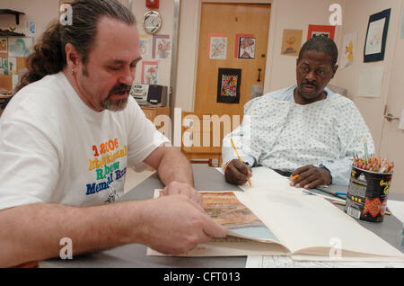 Timothy Lunceford (L), 49 ans, enseigne à l'art de Manhattan Kevin Oliver (R), 49 ans, un patient atteint de paraplégie à la suite d'un abcès spinal en physiothérapie de l'hôpital Bellevue dans le cadre de la santé de la ville de New York et hôpitaux Corporation 'Artiste' Accès programme permet aux personnes d'offrir un service d'art Banque D'Images