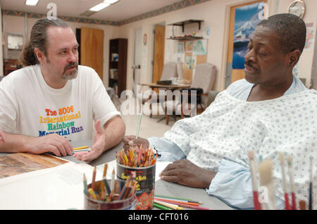 Timothy Lunceford (L), 49 ans, enseigne à l'art de Manhattan Kevin Oliver (R), 49 ans, un patient atteint de paraplégie à la suite d'un abcès spinal en physiothérapie de l'hôpital Bellevue dans le cadre de la santé de la ville de New York et hôpitaux Corporation 'Artiste' Accès programme permet aux personnes d'offrir un service d'art Banque D'Images