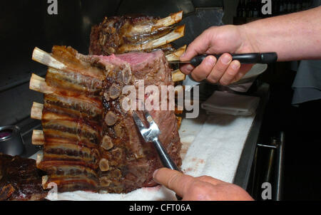 Danville de Bœuf et le Chef du restaurant Steak Jacques Kirk, coupe une portion d'os de bœuf à Danville (Californie), le vendredi 1er décembre 2006. (Doug Duran/Contra Costa Times) Banque D'Images