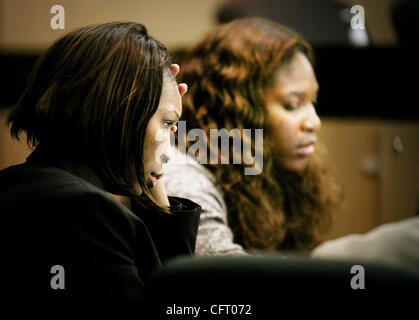 120106 a rencontré le personnel de williams Photo de Alyssa Schukar/Le Palm Beach Post 0029960G avec l'histoire de Lori Becker --West Palm Beach-- Venus Williams, à gauche, et la soeur de Serena Williams (CQ) écouter le témoignage de promoteur de l'événement Wow Carol Ann Clarke, non représenté, (CQ) en cour au cours d'un procès dans lequel Banque D'Images