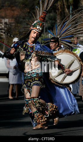 HLourLady265x002.jpg 12/3/2006 Mission Valley San Diego (Californie, USA)  VICTOR (CQ) effectue des danses traditionnelles REYNOSO Aztec dans le cadre de 30e cérémonie annuelle de Notre Dame de Guadalupe Procession qui a commencé à côté de la Fashion Valley Shopping Centre. C'est le 475e anniversaire de l'apparition de la Virgi Banque D'Images